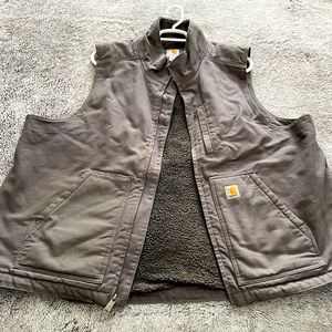 CARHARTT Men’s 2XL Grey VEST. Three outside pockets and two internal pockets.